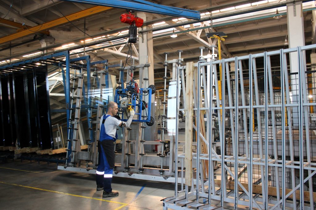 Компания, создавшая остекление для аэропорта и нового ЛДС, повысила эффективность