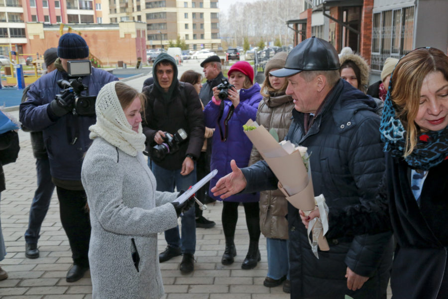 Ключи от квартир получили 540 детей-сирот и детей, оставшихся без попечения родителей в Новосибирске