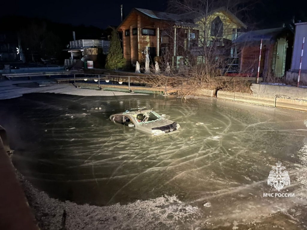 Ехала по навигатору: спасатели вытащили из утонувшего автомобиля стокилограммовую женщину под Новосибирском