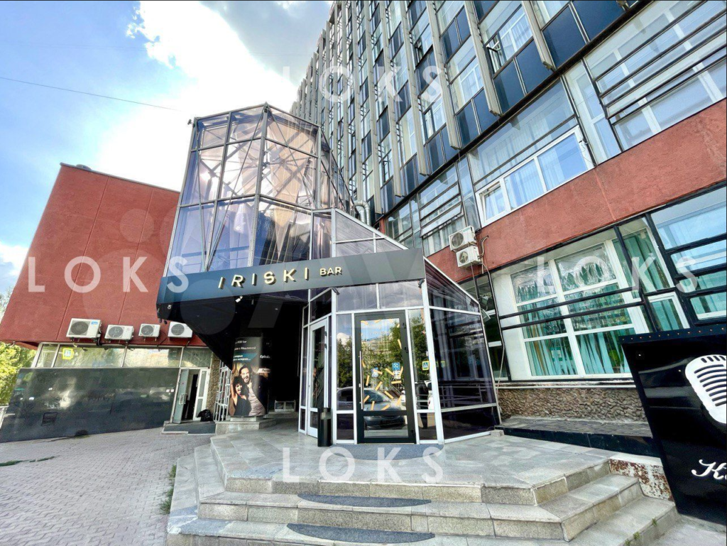 Этаж с баром выставили на продажу в центре Новосибирска