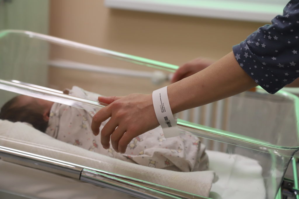 В больницах Новосибирска будут узнавать пациентов по цифровому браслету