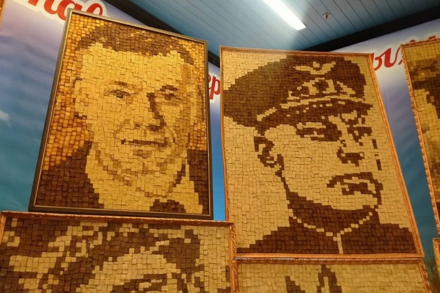 Портрет губернатора из хлеба слепили пекари в Новосибирской области