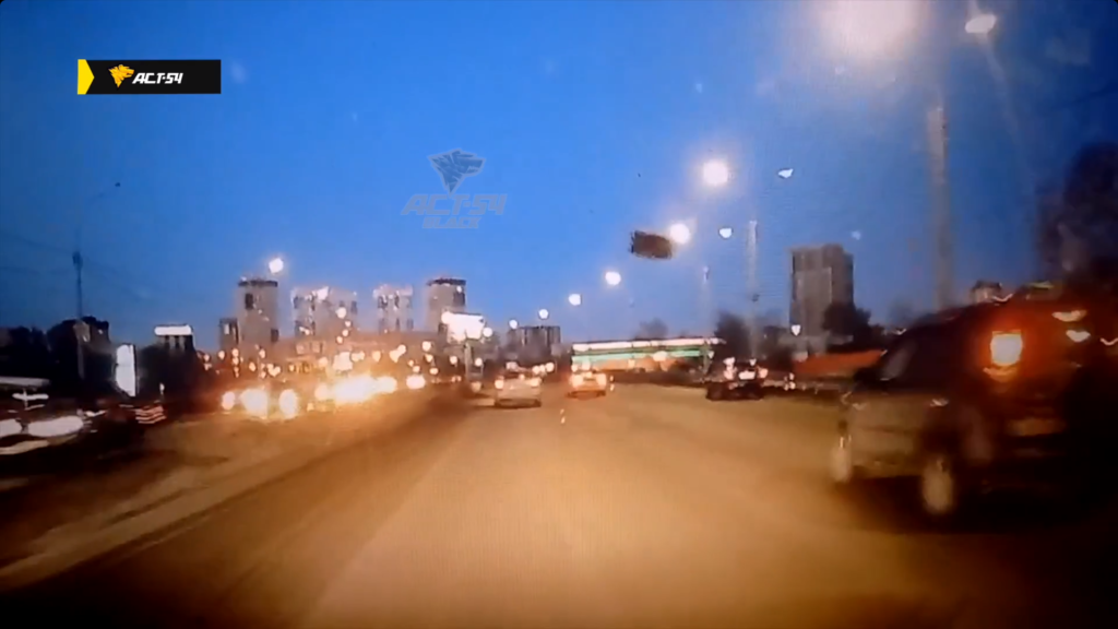 Капот отлетел у одного из автомобилей на Ипподромской магистрали в Новосибирске