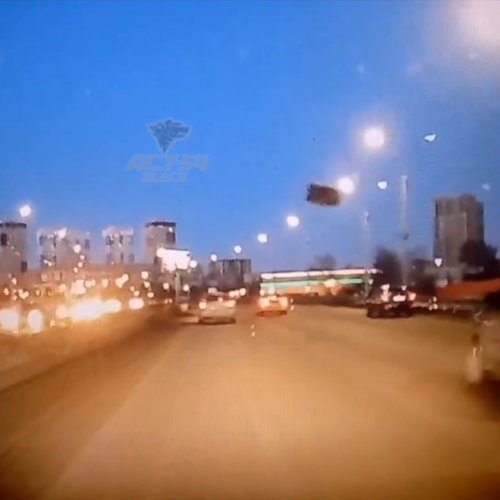 Капот отлетел у одного из автомобилей на Ипподромской магистрали в Новосибирске