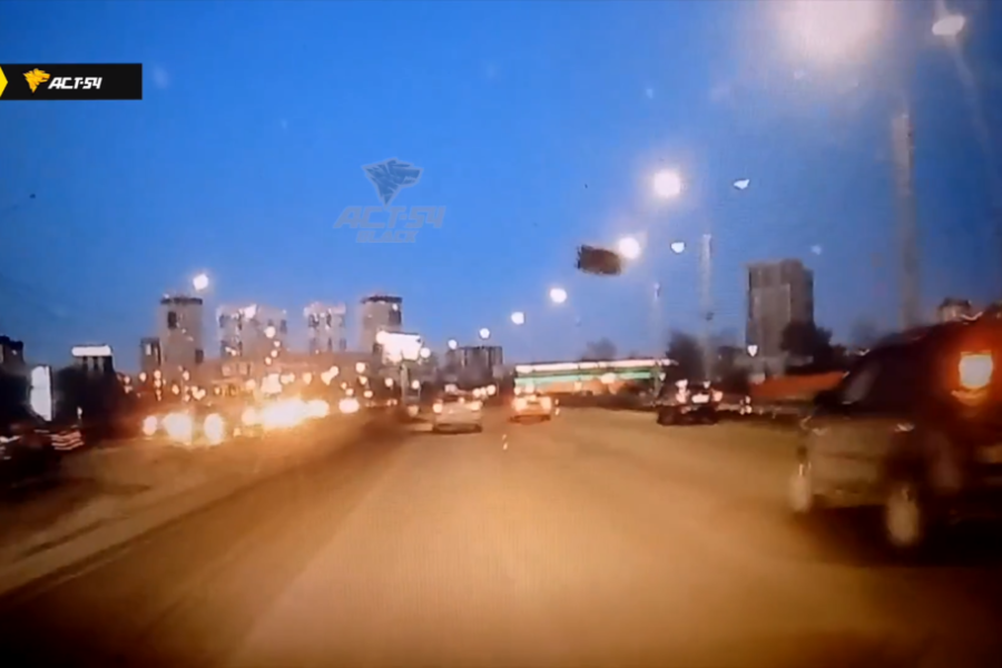 Капот отлетел у одного из автомобилей на Ипподромской магистрали в Новосибирске