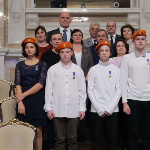 Сенатор Александр Карелин наградил детей-героев медалями в Новосибирске