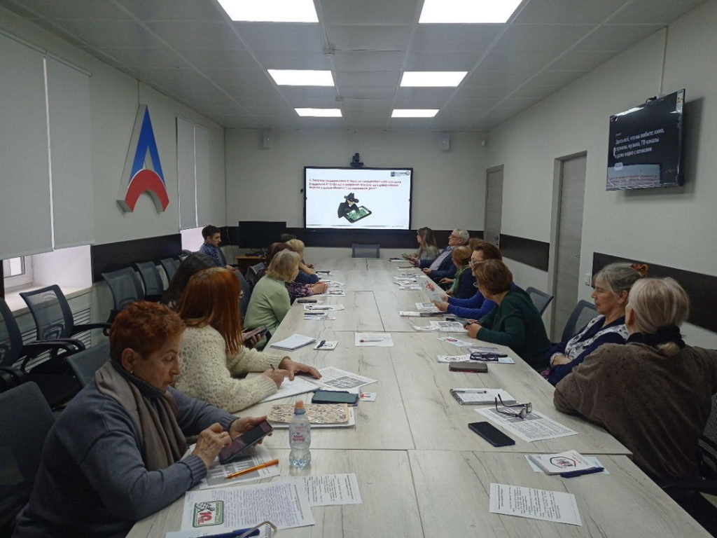 Бороться с кибермошенниками научили пенсионеров Новосибирской области