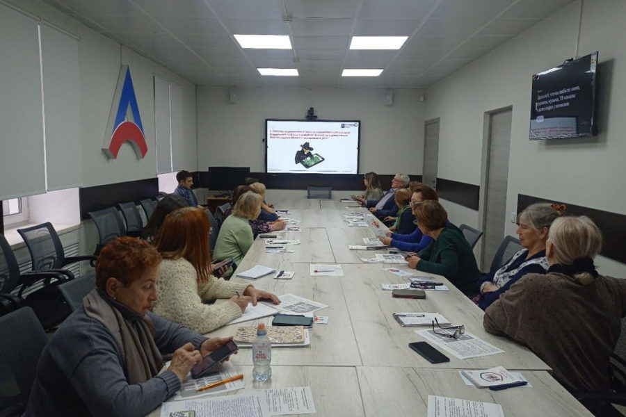 Бороться с кибермошенниками научили пенсионеров Новосибирской области
