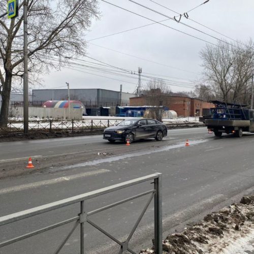 Три автомобиля и пешеход столкнулись на дороге в Новосибирске