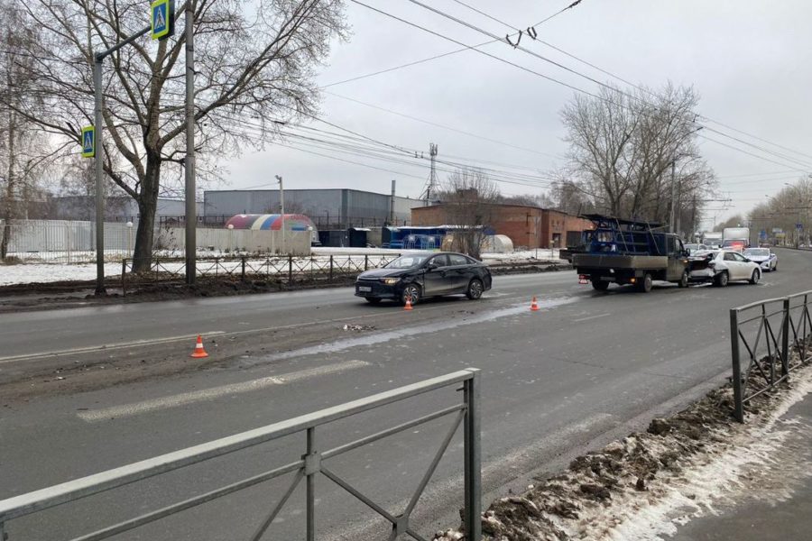 Три автомобиля и пешеход столкнулись на дороге в Новосибирске