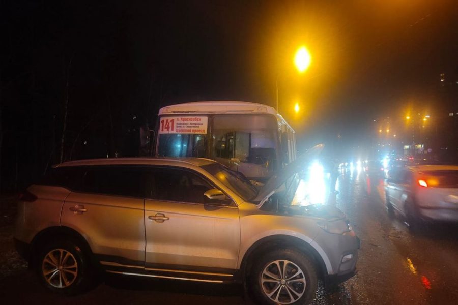 Четыре человека получили травмы в ДТП с автобусом в Новосибирске