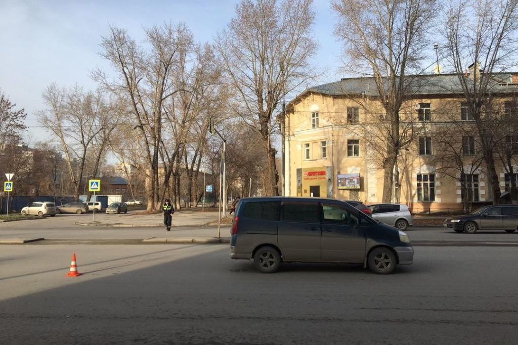 12-летняя девочка попала под колеса микроавтобуса в Новосибирске