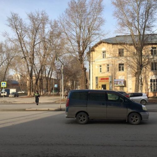 12-летняя девочка попала под колеса микроавтобуса в Новосибирске