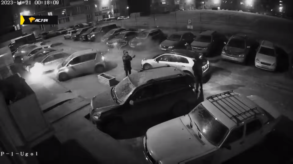 «Отожгли не по-детски»: несколько машин пострадали от фейерверка под окнами дома в Новосибирске