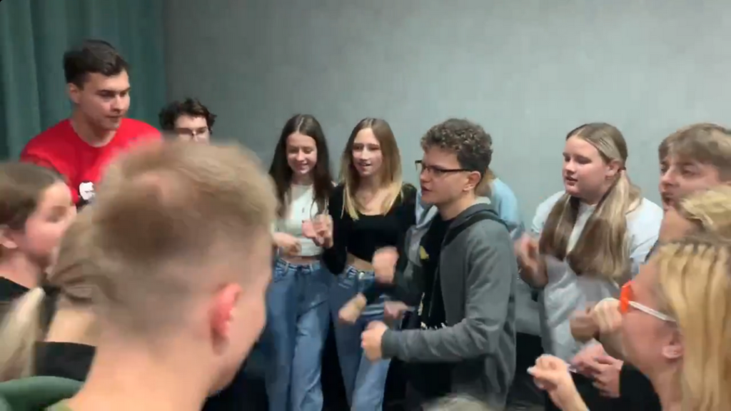 Вместе с SHAMANом споют 26 новосибирских школьников