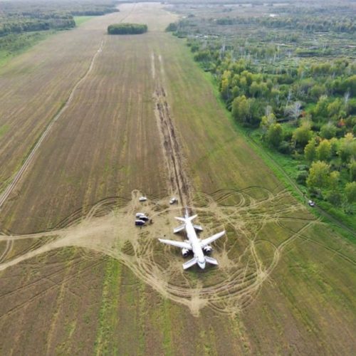 Самолет, севший в поле под Новосибирском, могут оставить зимовать