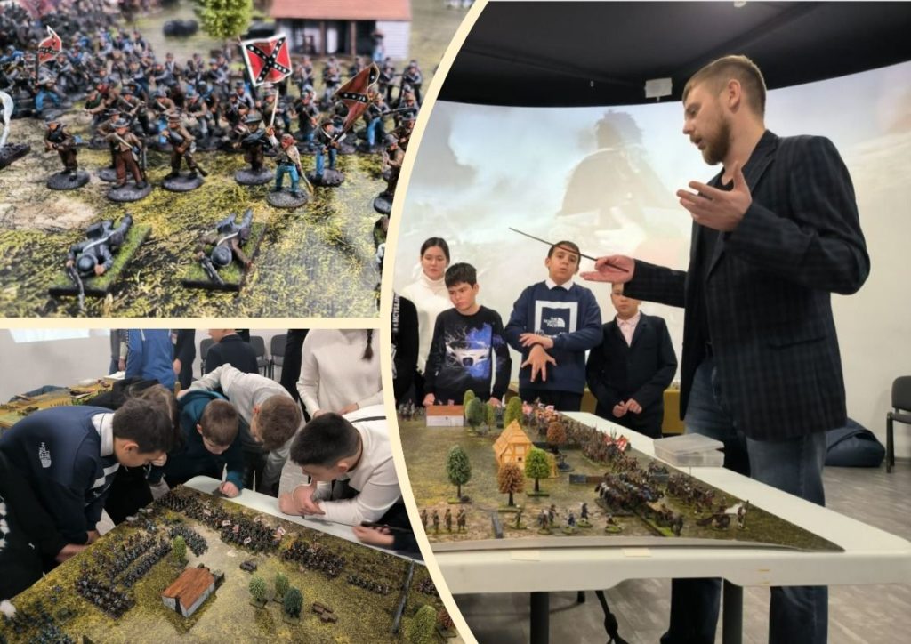 В новосибирской школе молодой учитель преподает историю с помощью игрушечных солдатиков