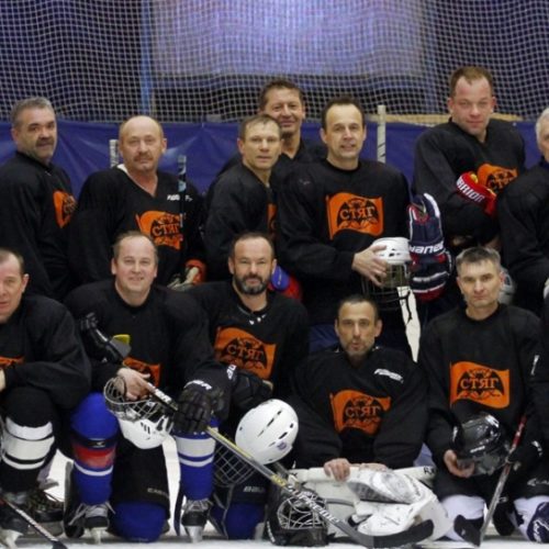 Во время матча Ночной хоккейной лиги под Новосибирском умер хоккеист
