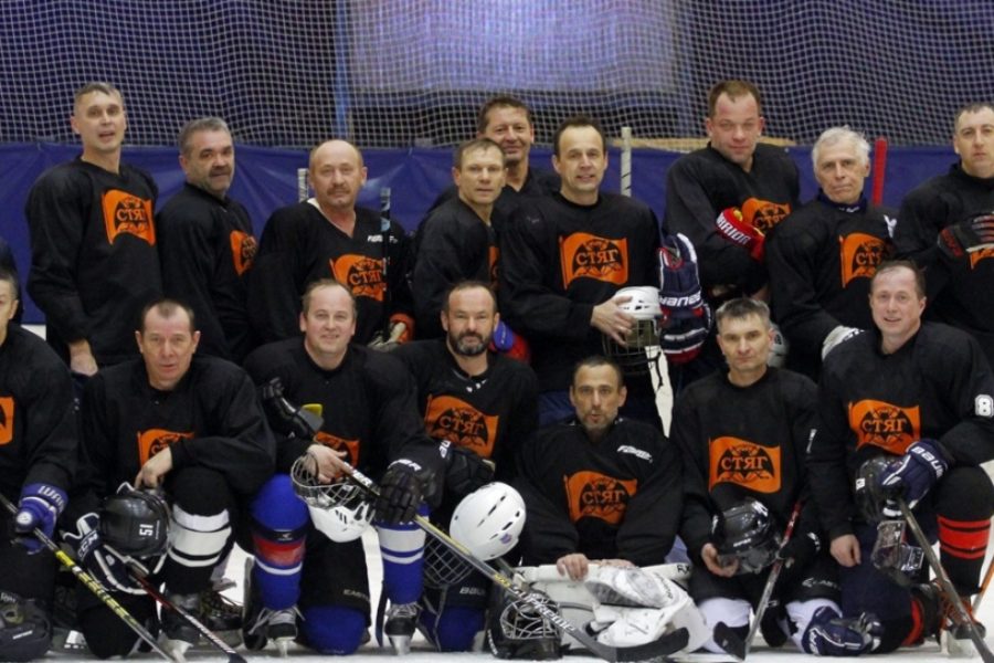 Во время матча Ночной хоккейной лиги под Новосибирском умер хоккеист