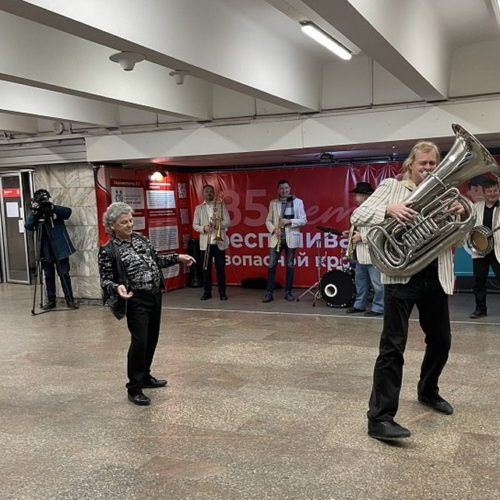 Джаз-оркестр удивил пассажиров новосибирского метро концертом в подземке