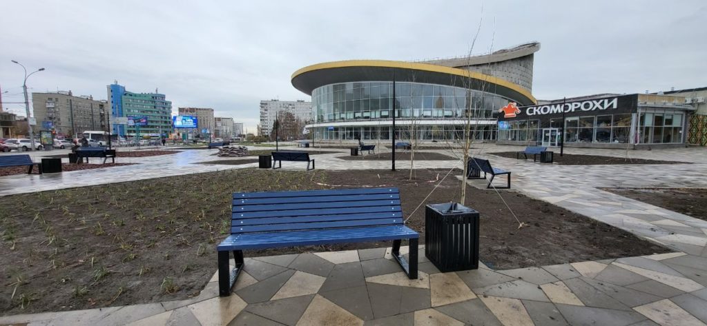 Благоустройство площадки перед Нарымским сквером в Новосибирске завершилось