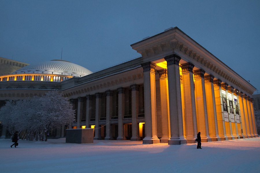 Москвичи раскупили билеты на рождественские премьеры в оперном театре Новосибирска