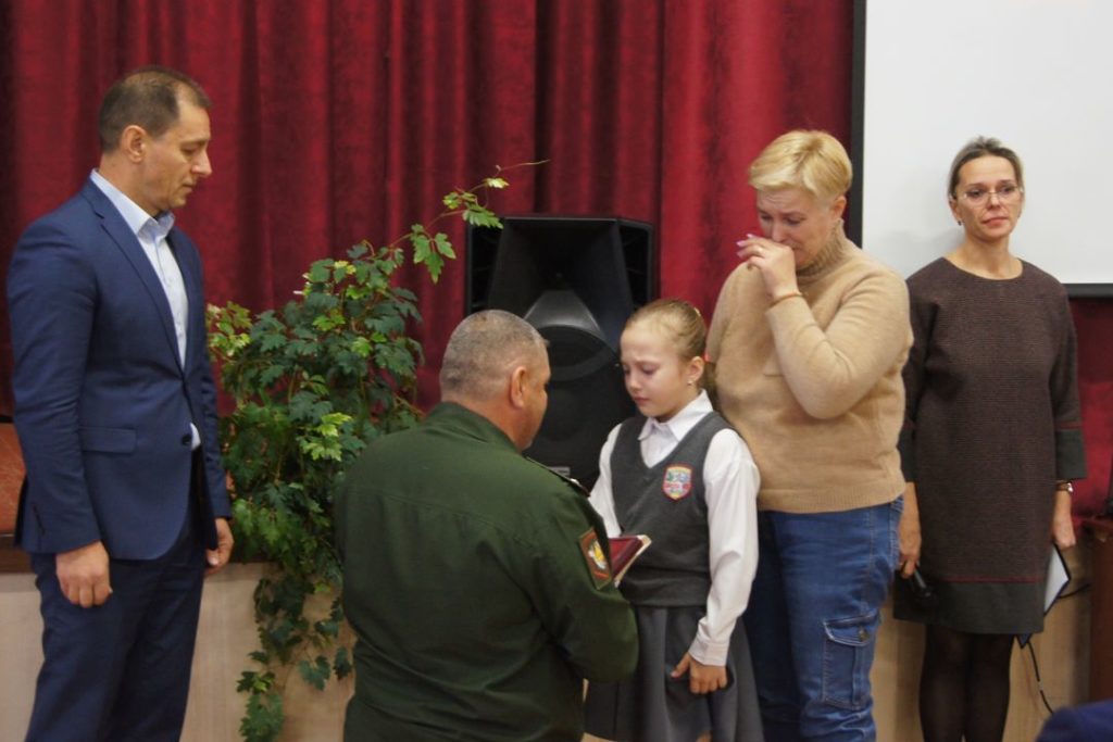 Второкласснице из Новосибирска вручили орден Мужества за погибшего на СВО отца
