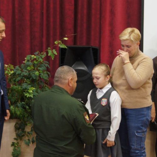 Второкласснице из Новосибирска вручили орден Мужества за погибшего на СВО отца