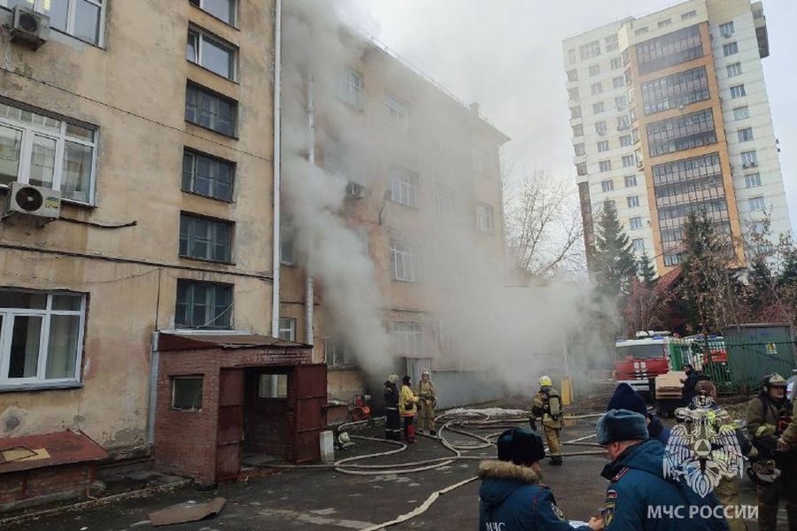 В здании Центрального районного суда Новосибирска загорелся подвал