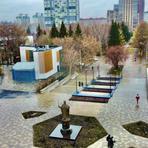 В Новосибирске завершилось благоустройство площади перед Нарымским сквером