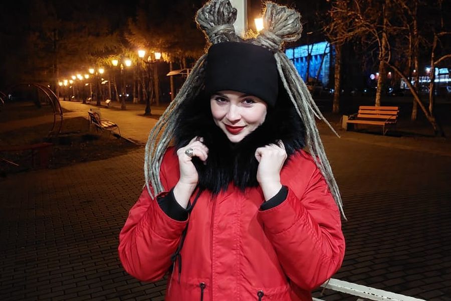 Отмороженная: миниатюрная блондинка стала мастером по ремонту холодильников в Новосибирске