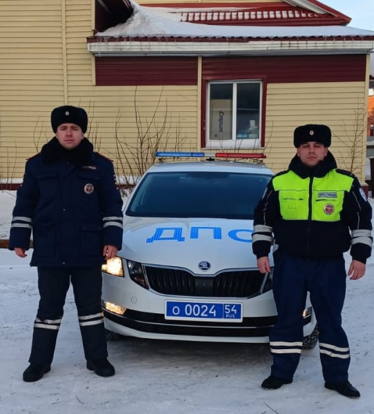 Полицейские спасли семью из машины, сломавшейся на трассе под Новосибирском