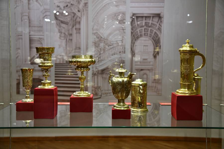 Европейское серебро во всех красивых подробностях на выставке в Новосибирске