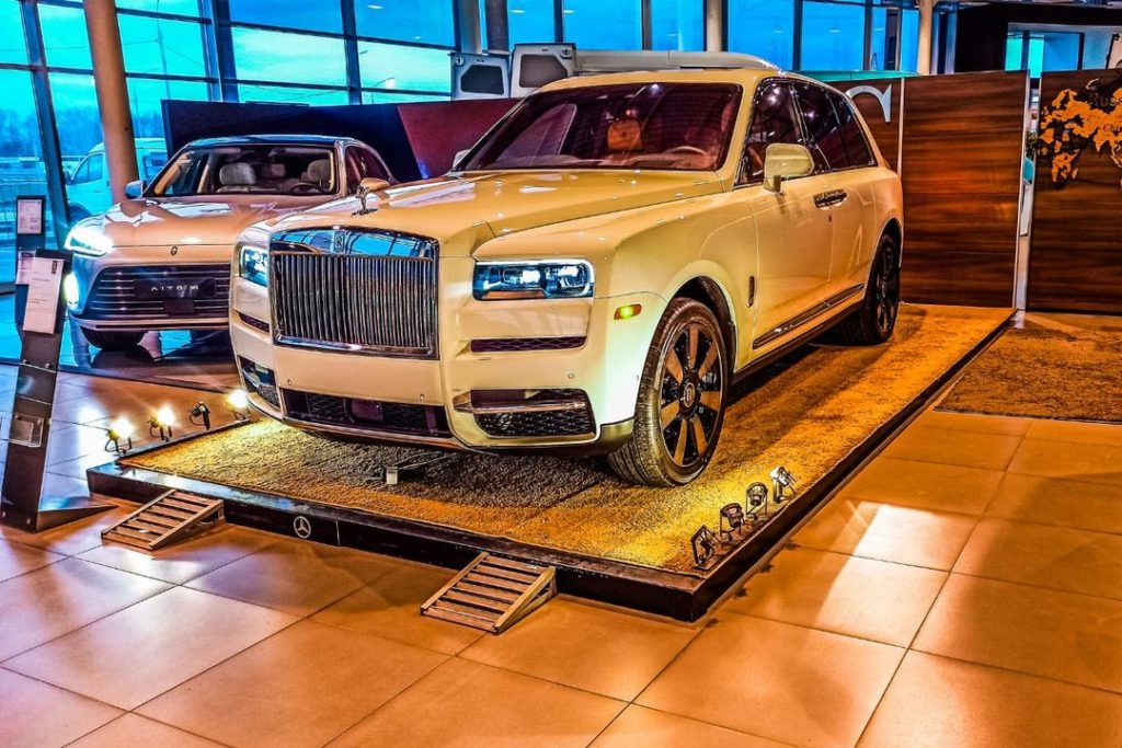 Флагманский внедорожник Rolls-Royce продали за 100 млн рублей в Новосибирске