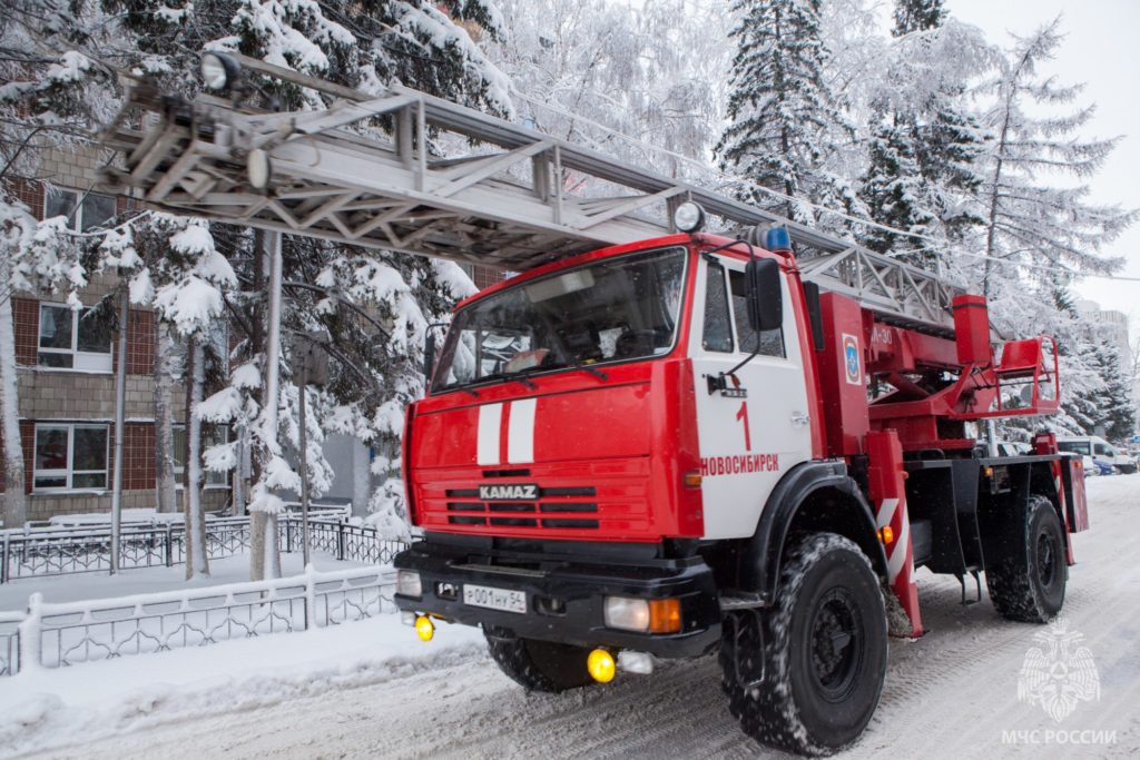 Крыша жилого дома рухнула при пожаре в Новосибирске