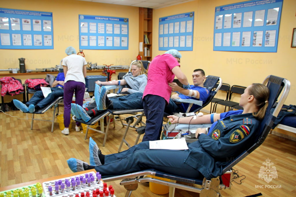 Более 25 литров крови сдали сотрудники МЧС России в Новосибирске