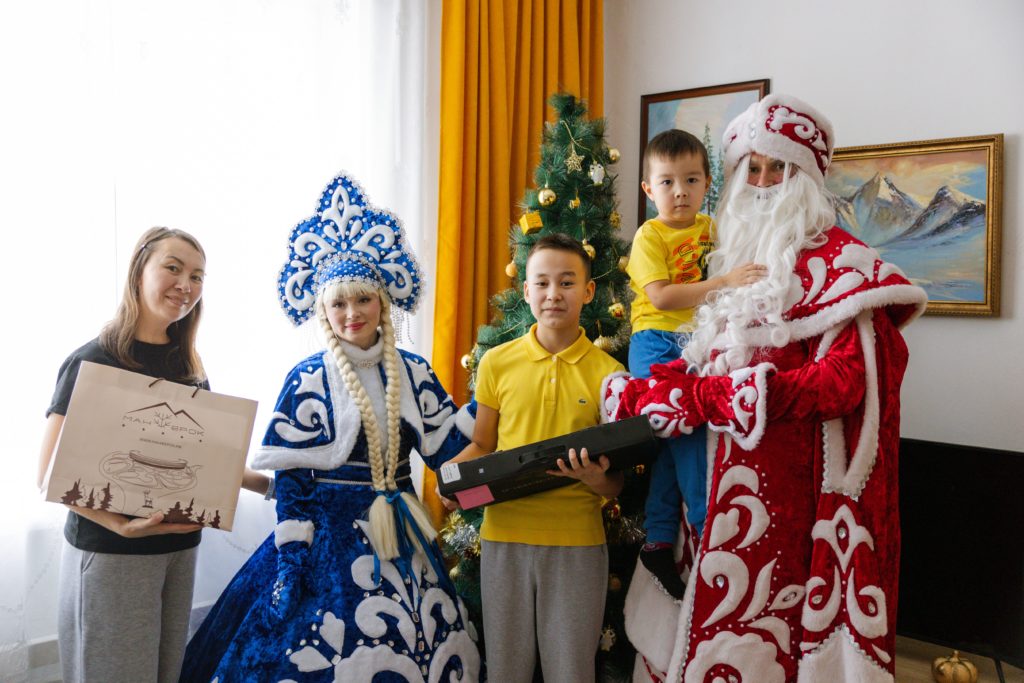Мечты 50 детей исполнил курорт Сбера «Манжерок» в рамках акции «Елка желаний»