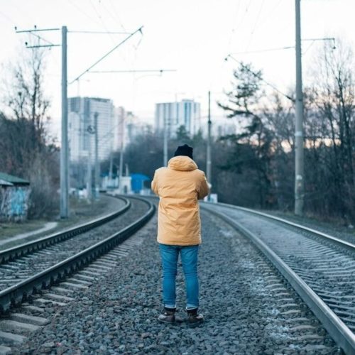 Пешеход попал под поезд на железнодорожных путях в Новосибирске