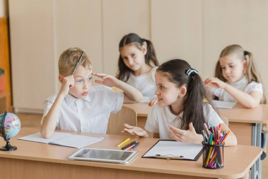 Новосибирскую школу обязали выделить по 2,5 метра на каждого ученика