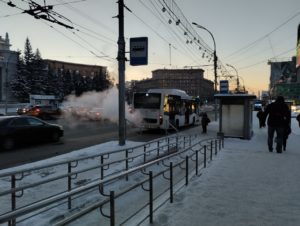 Из-за перебоев в движении общественного транспорта новосибирцы замерзают на остановках