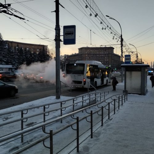 Из-за перебоев в движении общественного транспорта новосибирцы замерзают на остановках