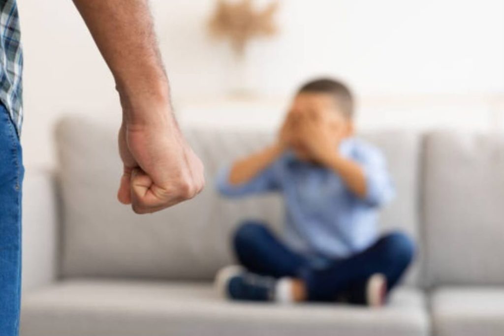 «Бил и запрещал даже телевизор смотреть»: отец-одиночка несколько лет издевался над маленьким сыном под Новосибирском