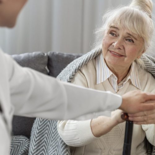 Обеспечить уход за пожилыми за счет страховок — новая инициатива Минэкономики