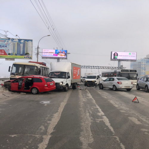 Массовое ДТП с пассажирским автобусом произошло Димитровском мосту в Новосибирске