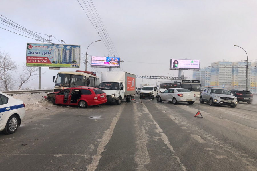 Массовое ДТП с пассажирским автобусом произошло Димитровском мосту в Новосибирске