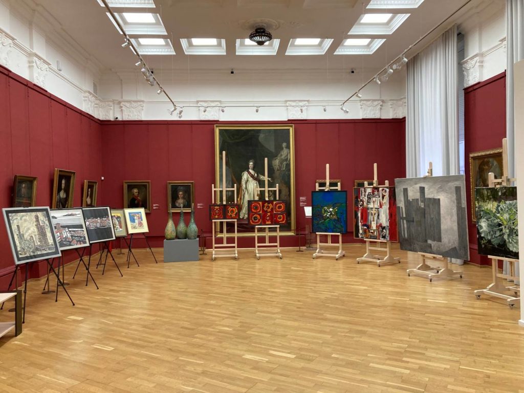 Картины сибирских художников передали музею в Новосибирске