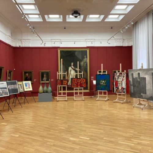 Картины сибирских художников передали музею в Новосибирске