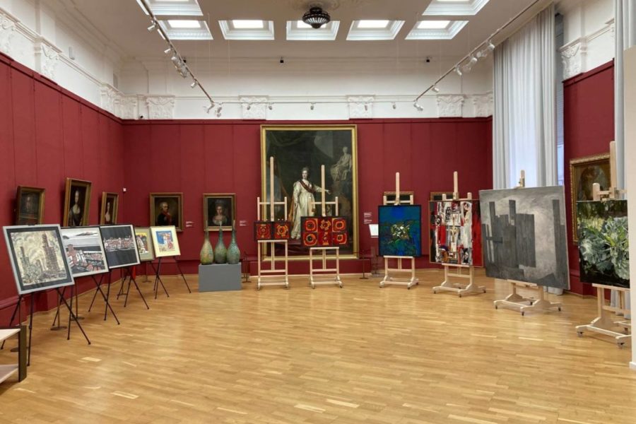 Картины сибирских художников передали музею в Новосибирске
