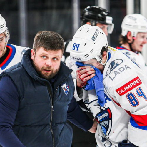 Хоккеист «Лады» доиграл матч с сломанным носом в Новосибирске