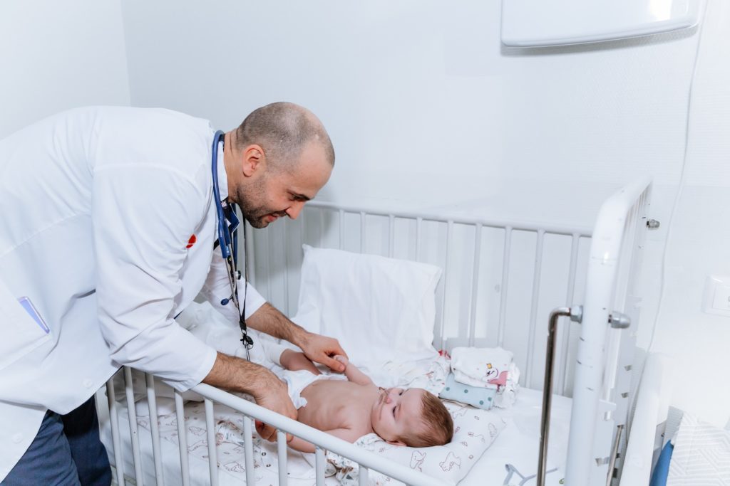 «Шансов выжить почти не было»: младенца с COVID-19 и пороком сердца спасли врачи в Новосибирске